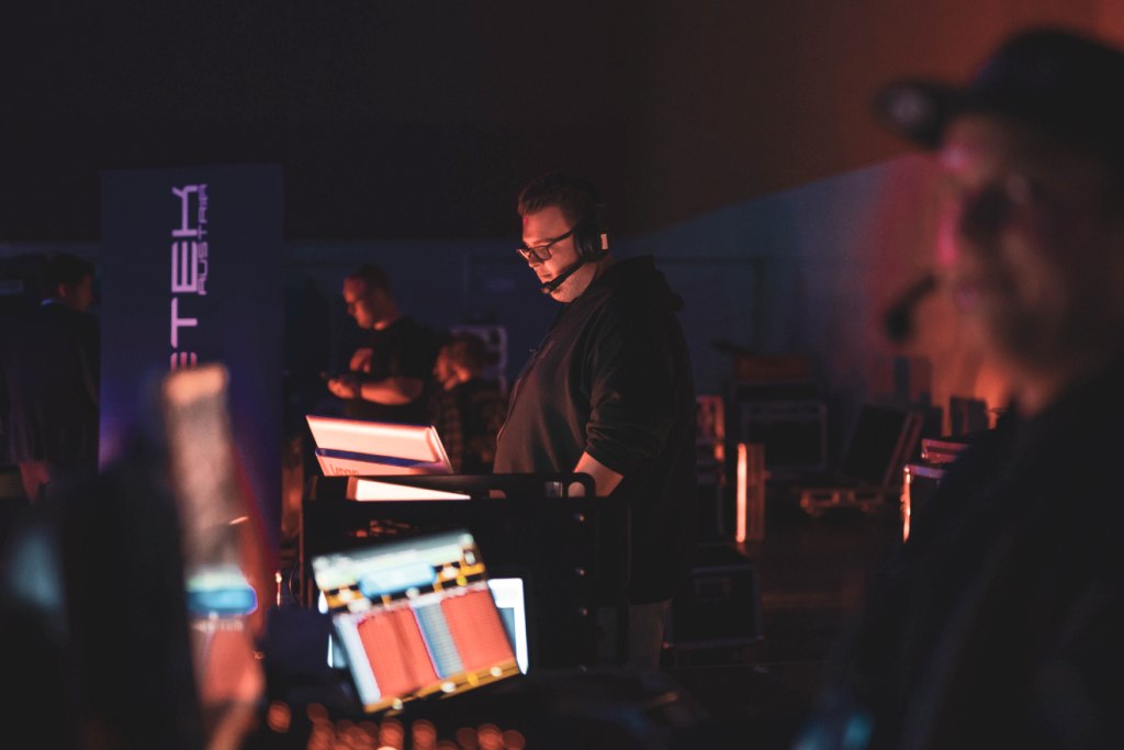 stagetek-7-houseofengineers-austria-veranstaltungstechnik-mieten-verleih-eventtechnik verleih-htl-wels-verleih-buehnentechnik-miete-veranstaltungstechnik.jpg